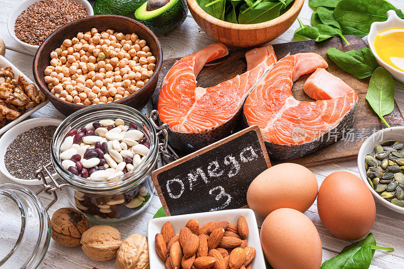 富含omega - 3脂肪酸和健康脂肪的食物。动物和蔬菜来源的omega - 3。健康生酮和低碳水化合物饮食的饮食理念